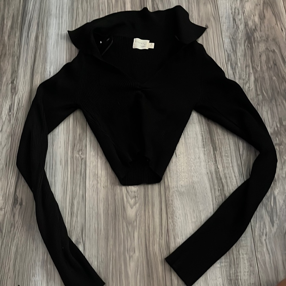 black,small,fitted cropped,barely used,v neck collar